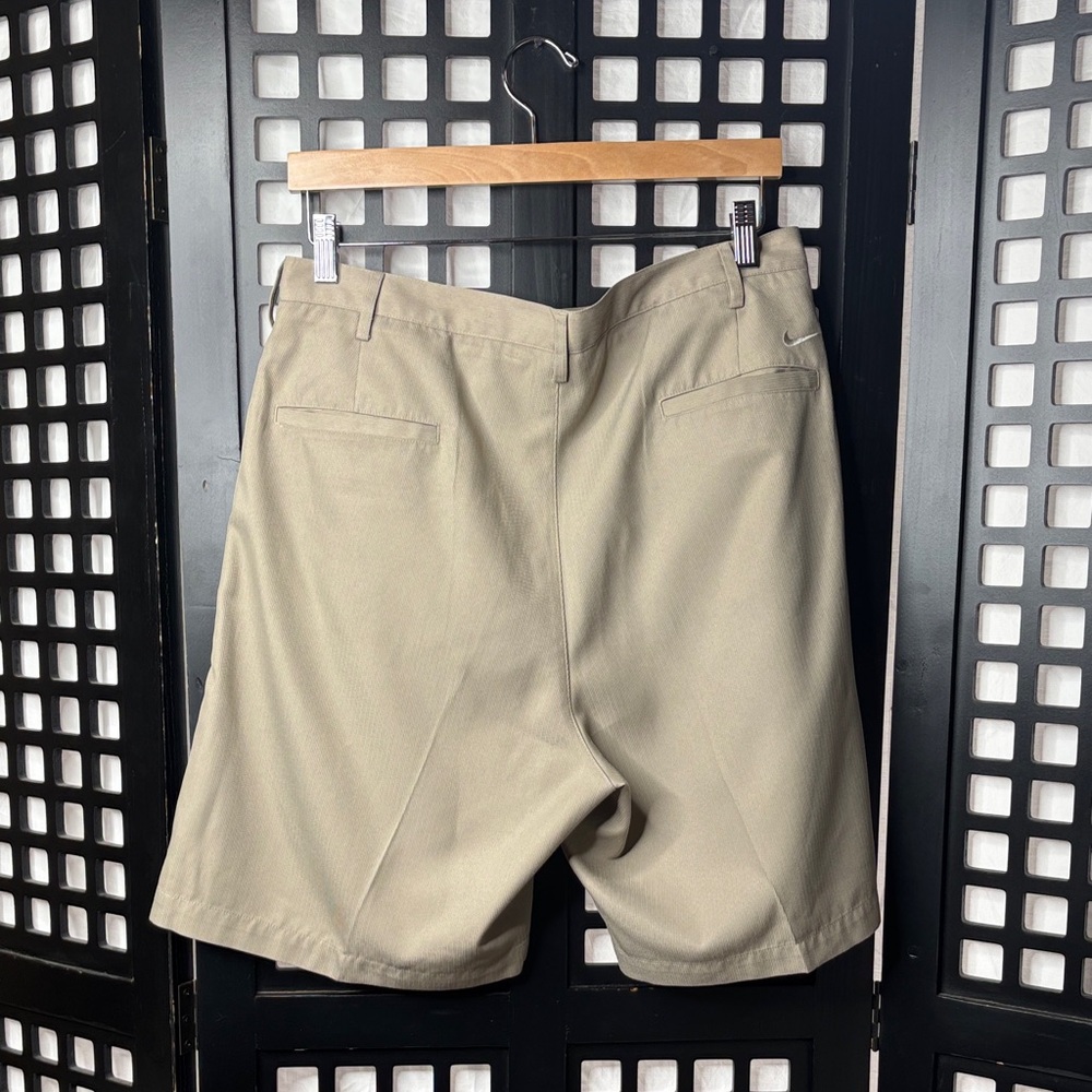 🟡 Nike Golf Shorts Mens 34 Beige Tan Pleated Performance Polyester 🟡 - Picture 5 of 12